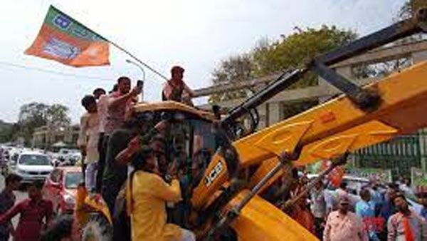 బుల్డోజర్ లపై బీజేపీ కార్యకర్తల సంబరాలు; యోగి వేషధారణలో చిన్నారుల ఫోటోలు వైరల్