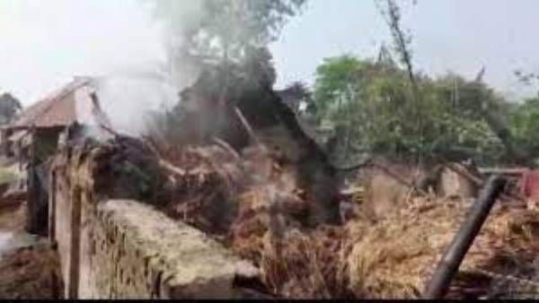 Bengal: బాంబులు వేసి పొలిటికల్ లీడర్ హత్య, ప్రతీకారం, 12 ఇండ్లకు నిప్పు, 8 మంది సజీవదహనం, గవర్నర్ !