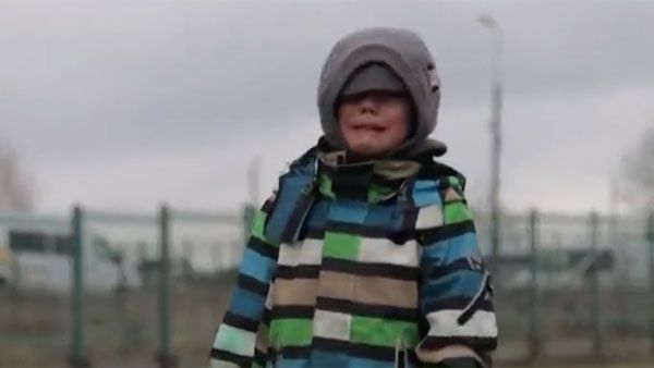 యుద్ధం తెంచిన తంటా.. చిన్న పిల్లాడి ఆక్రందన.. సరిహద్దు దాటుతూ ఏడుపు..వీడియో వైరల్