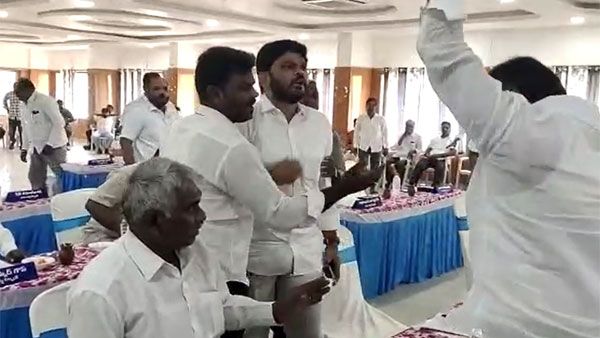 జగన్ సొంత జిల్లాలో చెప్పులతో కొట్టుకున్న వైసీపీ కౌన్సిలర్, వైస్ ఛైర్మన్-షాకింగ్ రీజన్