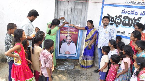 మహబూబాబాద్ జిల్లా కలెక్టర్ ఫ్లెక్సీకి పాలాభిషేకం... ఎందుకో తెలుసా!!