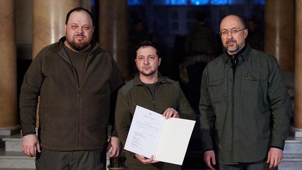 ఉక్రెయిన్ అధ్యక్షుడి ఆ ఒక్క కీలక సంతకం: రష్యాను మరింత రెచ్చగొడుతోందా?