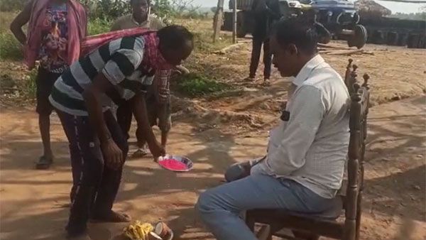 యజమానే దేవుడు; హోలీ నాడు రంగులు పూసి కొబ్బరికాయలు కొట్టి పూజించిన కూలీలు