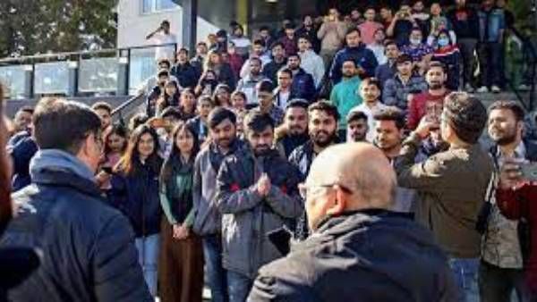 భారతీయులను అడ్డుకుంటున్న ఉక్రెయిన్ సైన్యం - రక్షణ కవచాలుగా..!!