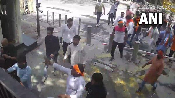 కశ్మీర్ ఫైల్స్ ఓ అబద్ధం-కేజ్రివాల్ సంచలన కామెంట్స్-ఇంటిపై బీజేపీ కార్యకర్తల దాడి