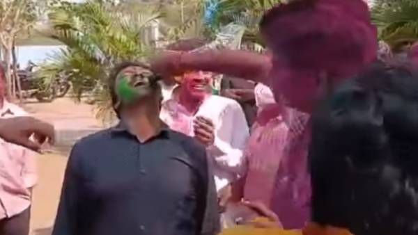 హోలీలో మద్యం చీర్స్ : కార్యకర్తలకు మందు పోసిన టీఆర్ఎస్ ఎమ్మెల్యే శంకర్ నాయక్ !. ఫుల్ జోష్‌.!!