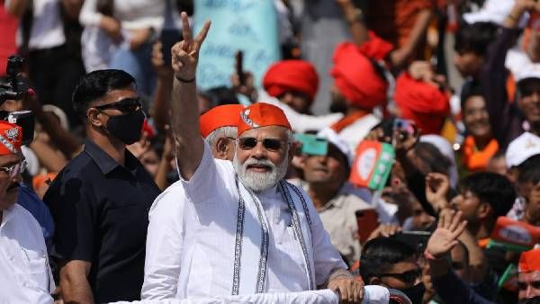 గుజరాత్ లో మోడీ భారీ రోడ్ షో-నాలుగు రాష్ట్రాల్లో బీజేపీ విజయ గర్జనతో- ఇక నెలకోసారి