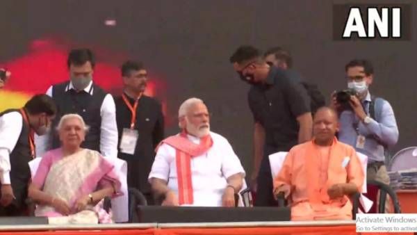 అట్టహాసంగా యోగీ ప్రమాణ స్వీకారం- కిక్కిరిసిన లక్నో స్టేడియం-మోడీ, షా, సీఎంలు హాజరు