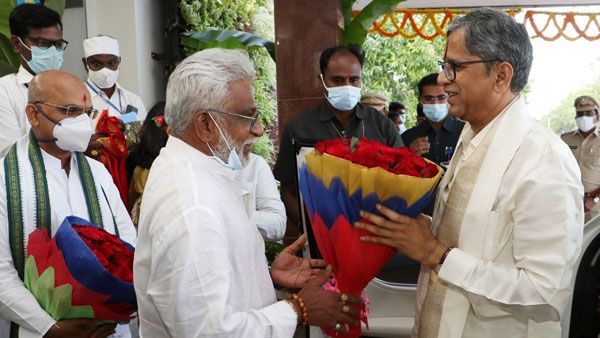 తిరుమలలో సీజేఐ ఎన్వీ రమణ: పుట్టినరోజున శ్రీవారి సేవలో జాన్వీకపూర్