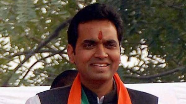 Noida: రాజు కొడుకు రారాజు, పంకజ్ సింగ్ సిక్స్ కు పగిలిపోయింది, ఊరే దాటింది, 1, 81 లక్షల మెజారిటి !