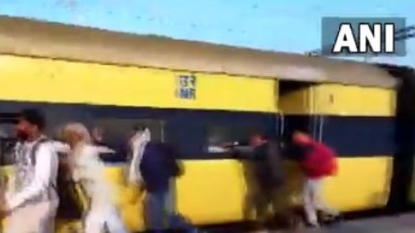 రైలు ఇంజిన్‌లో మంటలు.. బోగీలను వేరు చేసి దూరంగా నెట్టిన ప్యాసెంజర్స్.. (వీడియో)