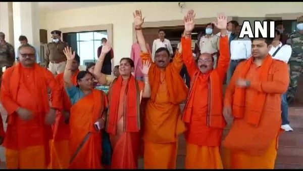 కాషాయ దుస్తుల్లో అసెంబ్లీకి ఎమ్మెల్యేలు: బీజేపీలో ఫుల్ జోష్