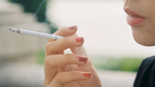 ఓ చేత్తో డ్రైవింగ్.!మరో చేత్తో స్మోకింగ్.!వెనకోడి కంట్లో యాష్.!తేడా వస్తే మటాష్!సిల్లీ యూత్.!