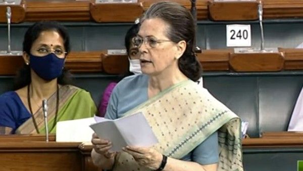 ఎన్నికల్లో సోషల్ మీడియా జోక్యం అఢ్డుకోండి-కేంద్రాన్ని కోరిన సోనియాగాంధీ