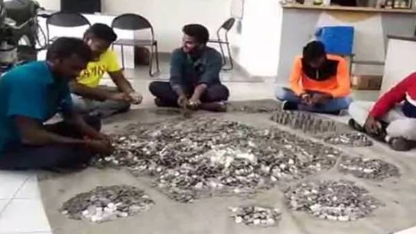 ఏమీ భూపతి.. బైక్ కోసం 2 లక్షలకు పైగా చిల్లర పోగేశాడు.. షోరూం సిబ్బంది అపసోపాలు