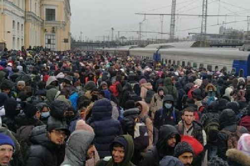 ఖర్కీవ్‌లో భారతీయ విద్యార్థుల ఆక్రందన.. రైలులో ఎక్కనీయని దయనీయ పరిస్థితి