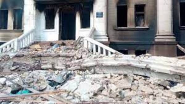 మరియుపోల్‌లో విధ్వంసం : థియేటర్‌పై రష్యా దాడులు.. 300 మంది మృతి..!!