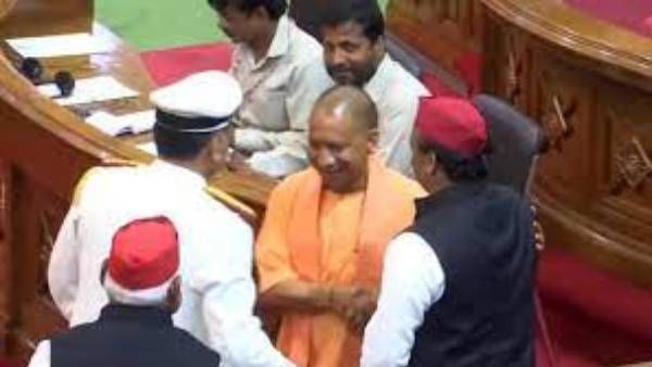 అరుదైన ఘటన-యోగీ ఆదిత్యనాథ్, అఖిలేష్ యాదవ్ నవ్వుకుంటూ షేక్ హ్యాండ్-ఎక్కడంటే