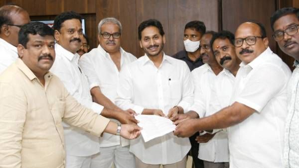 జగన్ కోర్టుకు నర్సాపురం పంచాయితీ- ప్రసాదరాజు వర్గం భేటీ- సుబ్బారాయుడు లేకుండానే