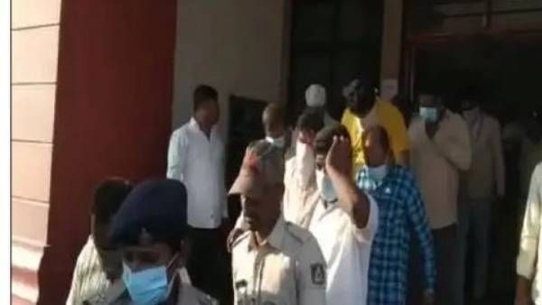 హీరో బాలకృష్ణ పీఏ బాలాజీ అరెస్ట్.. వైసీపీ నేతలతో కలిసి రెడ్‌హ్యాండెట్‌గా.!!