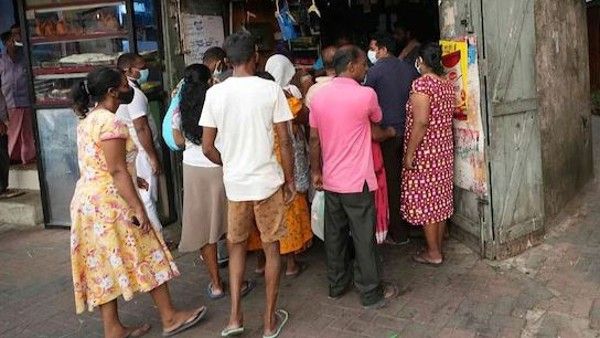 అన్నమో రామచంద్ర అంటూ శ్రీలంక ఆర్థనాదాలు: కిలో బియ్యం రూ. 220, పాలపొడి రూ. 1900