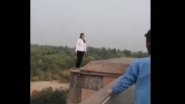 మెట్రో స్టేషన్ ఎక్కి పైనుంచి దూకిన యువతిని కాపాడిన సీఐఎస్ఎఫ్ సిబ్బంది(వీడియో)