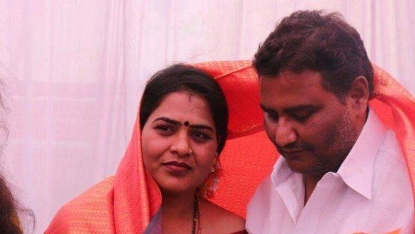 Scam: అధికార పార్టీ లీడర్ భర్త అరెస్టు, ఏకంగా ఎస్ఐ ఉద్యోగాలు టార్గెట్, మేడమ్ ఎక్కడున్నారో ?, వేట !