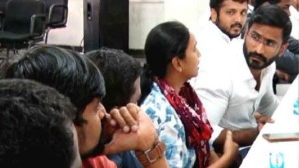 ఎన్ఎస్‌యూఐ సమావేశం రసాభాస: బల్లలు, కుర్చీలు విసిరేసుకున్న కార్యకర్తలు, మహిళా నేత ఆవేదన