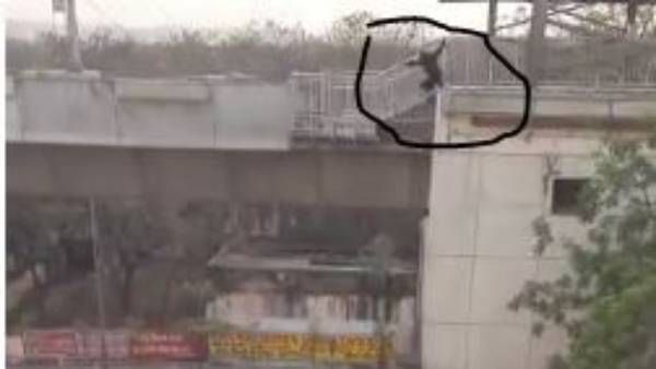 ఈఎస్ఐ మెట్రోస్టేషన్‌ నుంచి దూకి యువతి ఆత్మహత్య: ప్రేమ విఫలమే కారణం!