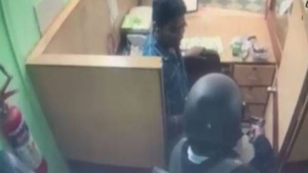 పట్టపగలే బ్యాంకులో దోపిడీ: తుపాకీతో బెదిరించి బ్యాగులో లక్షలు వేసుకుని వెళ్లాడు(వీడియో)