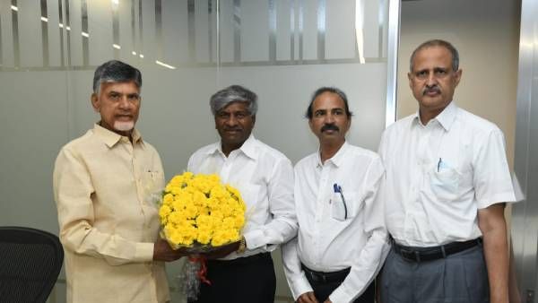 ఎన్నారై టీడీపీ విభాగం వెబ్‌సైట్ ప్రారంభించిన చంద్రబాబు నాయుడు: సేవలపై ప్రశంసలు