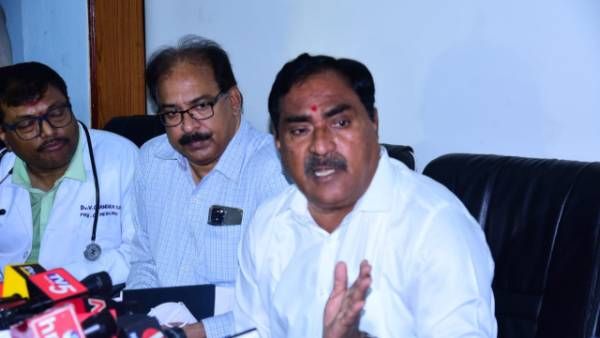 ఎంజీఎం ఆస్పత్రిని సందర్శించిన మంత్రి ఎర్రబెల్లి; ఎలుకలు రోగిని కొరికిన ఘటనపై ఏమన్నారంటే!!