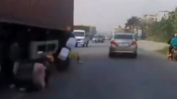 viral video: నువ్ సూపర్ అమ్మ.. రెప్పపాటులో ట్రక్కు నుంచి కాపాడిన మాతృమూర్తి.. నెటిజన్ల నీరాజనం..