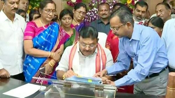 జలవనరులశాఖా మంత్రిగా అంబటి రాంబాబు బాధ్యతలు.. తొలినాడే పోలవరం విషయంలో టీడీపీపై ఫైర్