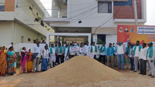 టీఆర్ఎస్ మరో వ్యూహం; ఎంపీ ధర్మపురి అరవింద్ కు రైతులనిరసన సెగతో బీజేపీకి వార్నింగ్!!