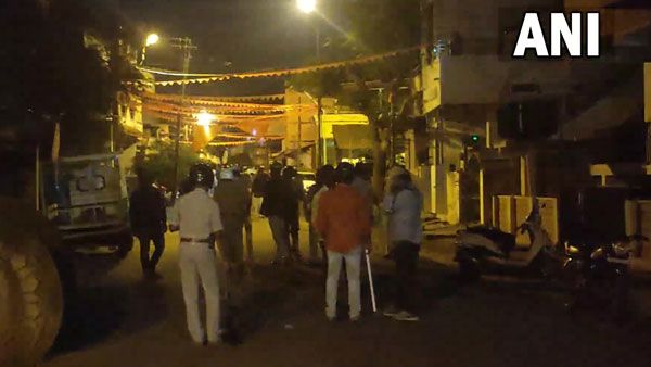 వాట్సప్ స్టేటస్ ఎఫెక్ట్: కర్ణాటకలో పోలీస్‌ స్టేషన్‌పై దాడి: పోలీసులకు గాయాలు..తీవ్ర ఉద్రిక్తత