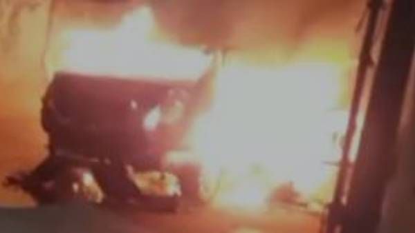 తిరుపతిలో కారు ప్రమాదం, పట్టించుకోని టీటీడీ ట్రాన్స్ పోర్ట్ సిబ్బంది (వీడియో)