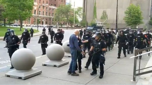 ఒంటరి తోడేలు.. 5.5 హైట్, 180 పౌండ్ల బరువు.. మాస్క్ పెట్టుకొని మరీ అటాక్