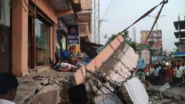 యాదగిరిగుట్టలో కుప్పకూలిన రెండంతస్తుల భవనం: నలుగురు మృతి, శిథిలాల కింద పలువురు