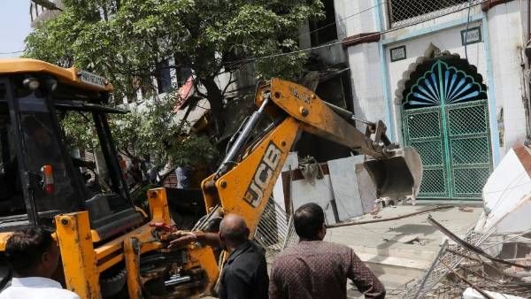 జహంగీర్ పురీ అకృత్యాలు-సుప్రీం ఉత్తర్వుల బేఖాతరు- జేసీబీల ప్రయోగం-నిందితుల పేరుతో