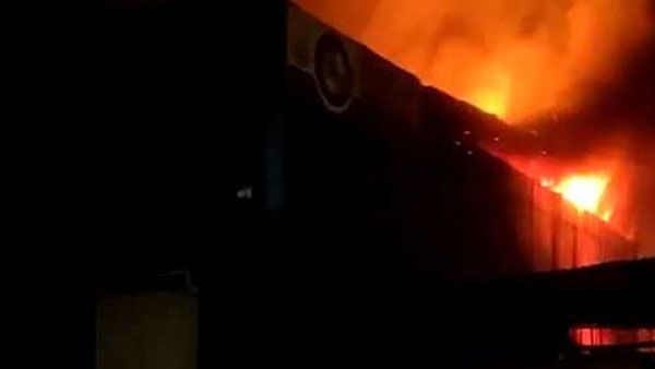 అత్తాపూర్ కార్ షెడ్‌లో భారీ అగ్ని ప్రమాదం: దగ్ధమైన లగ్జరీ కార్లు