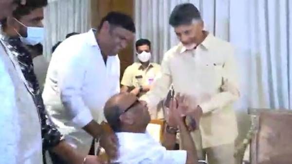 చంద్రబాబు ఆత్మీయ పలకరింపు-మాజీ మంత్రి బొజ్జల భావోద్వేగం- బర్త్ డే కేక్ కట్ చేయించి