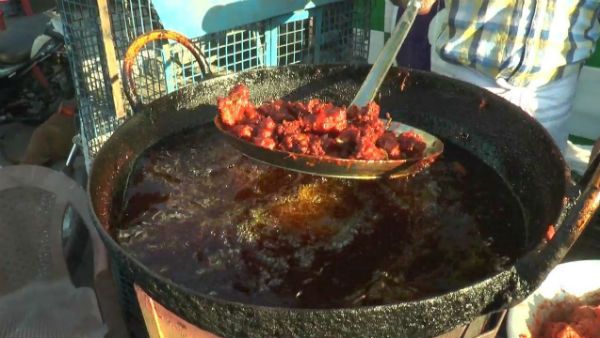 చికెన్ బాగోలేదని ఘర్షణ; వేములవాడలో చికెన్ వ్యాపారితో పాటు పదిమందిపై యాసిడ్ దాడి