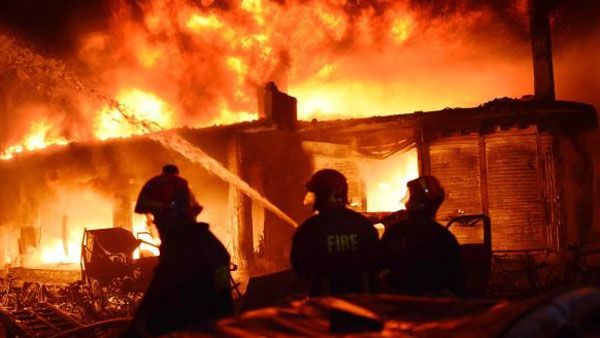 eluru fire accident: పోరస్ ఫ్యాక్టరీవద్ద స్థానికుల ఆందోళన; తాత్కాలికంగా మూసివేస్తున్నట్లు ప్రకటించిన కలెక్టర్