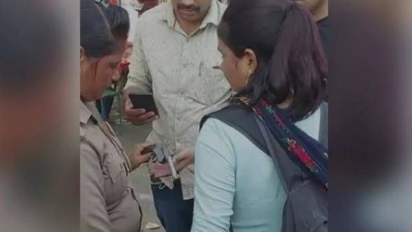 viral video:పంతులమ్మ ఏందిదీ.. కంట్రీ మేడ్ తుపాకీతో సంచారం.. చివరికీ ఇలా..