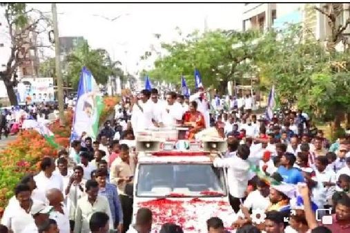 నెల్లూరు పాలిటిక్స్: కాకాణికి ఘన స్వాగతం.. పూల వర్షం కురిపించిన కార్యకర్తలు