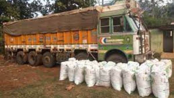 ట్రాక్టర్లు, లారీలలో సీక్రెట్ లాకర్లు.. పుష్ప సినీఫక్కీలో జరుగుతున్న దందా చూసి పోలీసులే షాక్!!