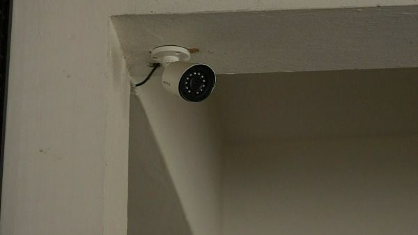 Lady: బయటకు వెళ్లిన భర్త, ఇంట్లోకి వెళ్లి పిల్లల ముందే మహిళను చంపేసి ఎస్కేప్, సీసీటీవీ కెమెరాల్లో,వైరల్, !