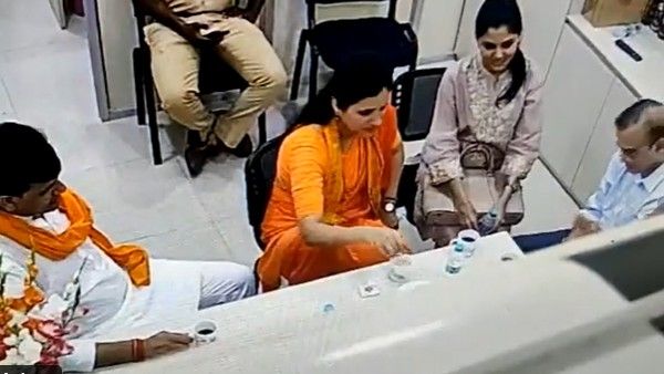 నవనీత్ కౌర్ ఆరోపణలు తోసిపుచ్చిన ముంబై సీపీ-టీ తాగుతున్న వీడియోల రిలీజ్