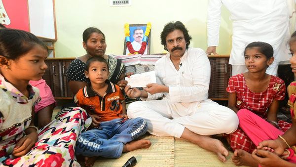 కౌలు రైతు కుటుంబాలకు పవన్ భరోసా-సత్యసాయిజిల్లాలో పరామర్శలు, సాయం